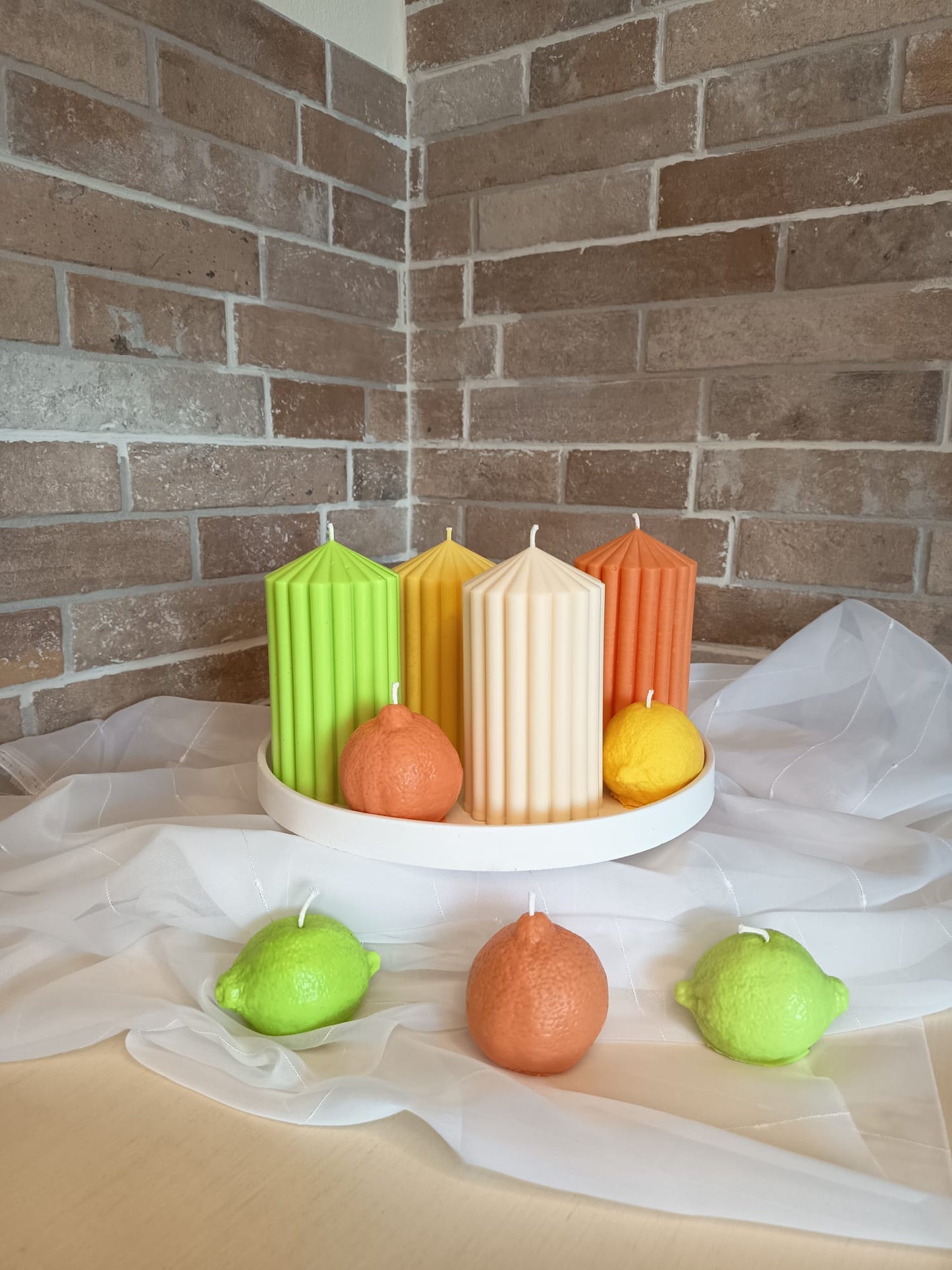 Sandkerzes Princes Citrus Edition in Grün, Gelb, Orange und Weiß.
2Orangen
2 Limetten
1 Zitrone