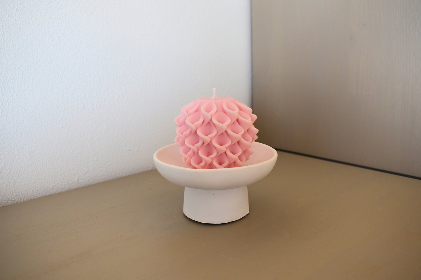 Rapswachskerze handgegossen Flower klein rosa hohe schale frontansicht