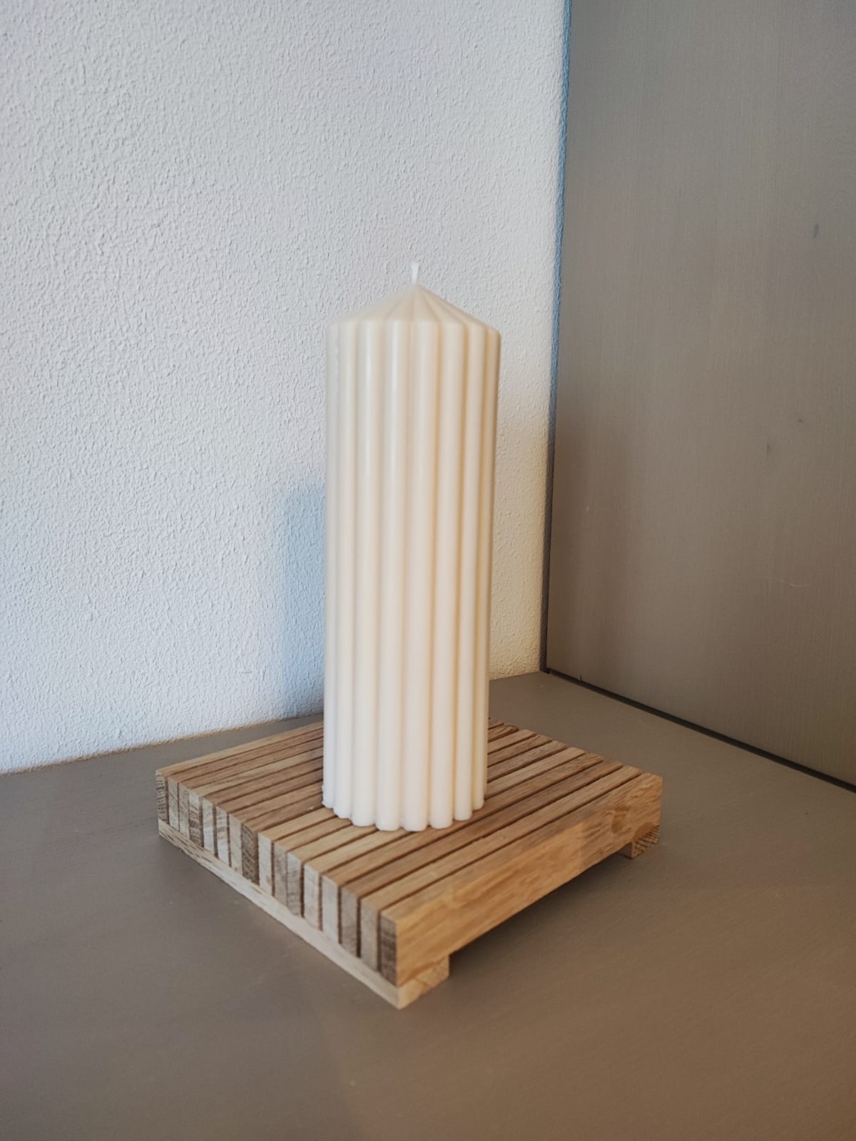 Rapswachskerze_handgegossen_Princess_Gross_weiss_auf_Holzbrett_Frontansicht
