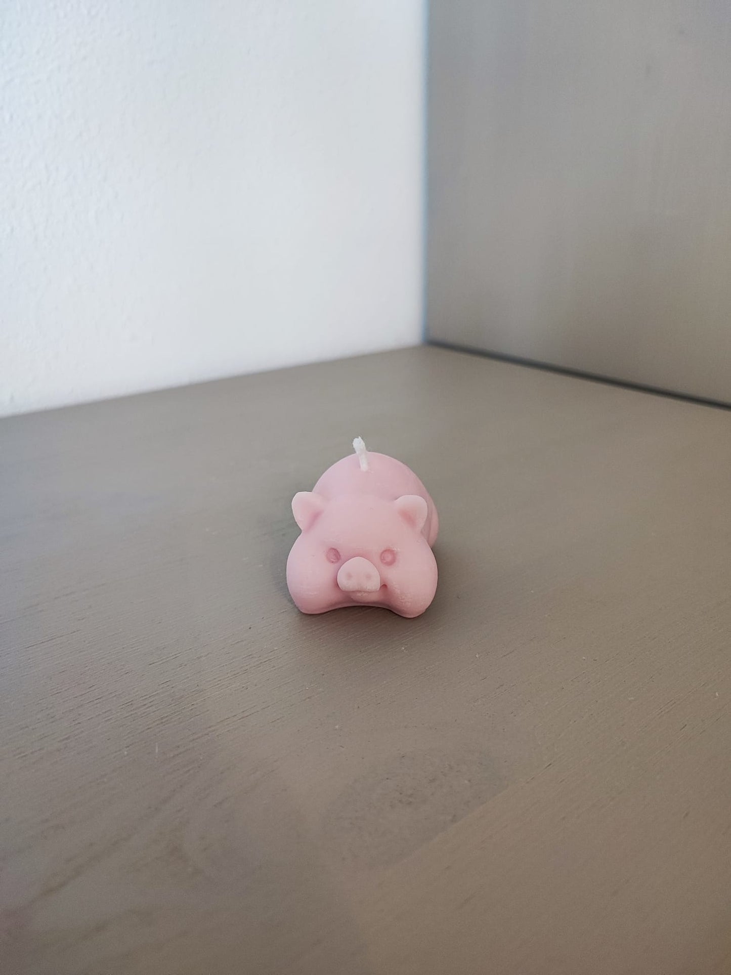 Rapswachskerze_handgegossen_Schweinchen_rosa_Frontansicht