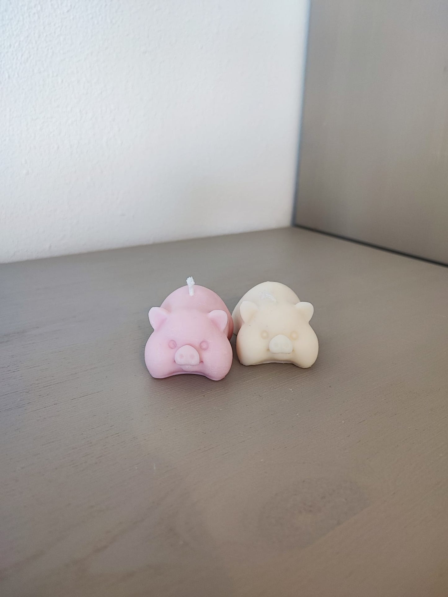 Rapswachskerze_handgegossen_Schweinchen_set rosa weiss_Frontansicht