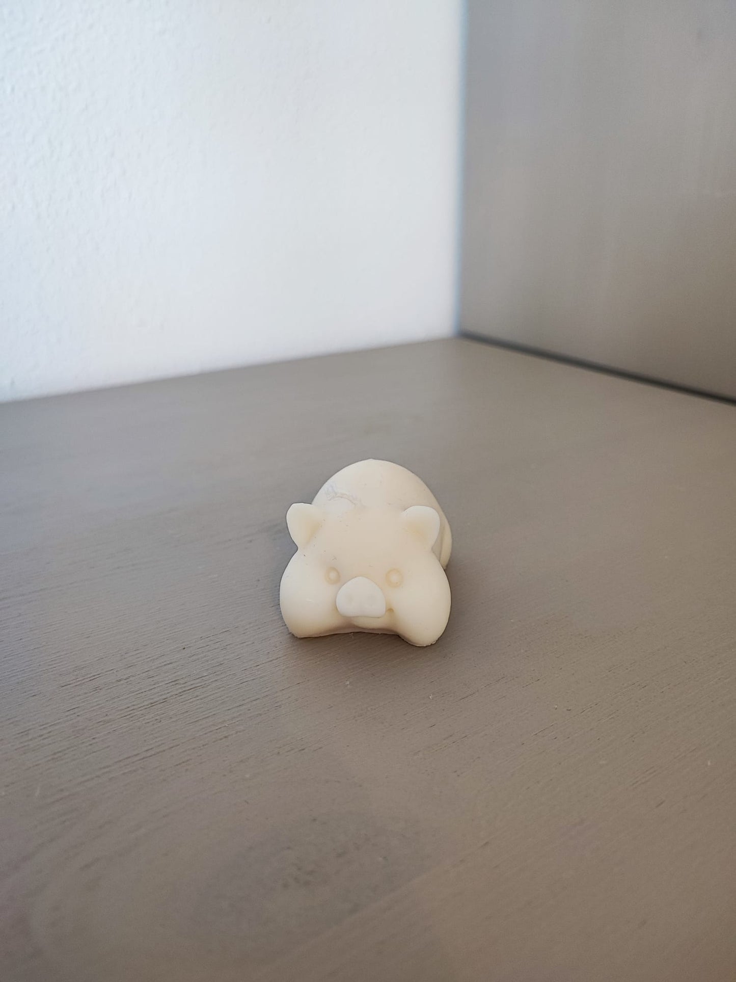 Rapswachskerze_handgegossen_Schweinchen_weiss_Frontansicht