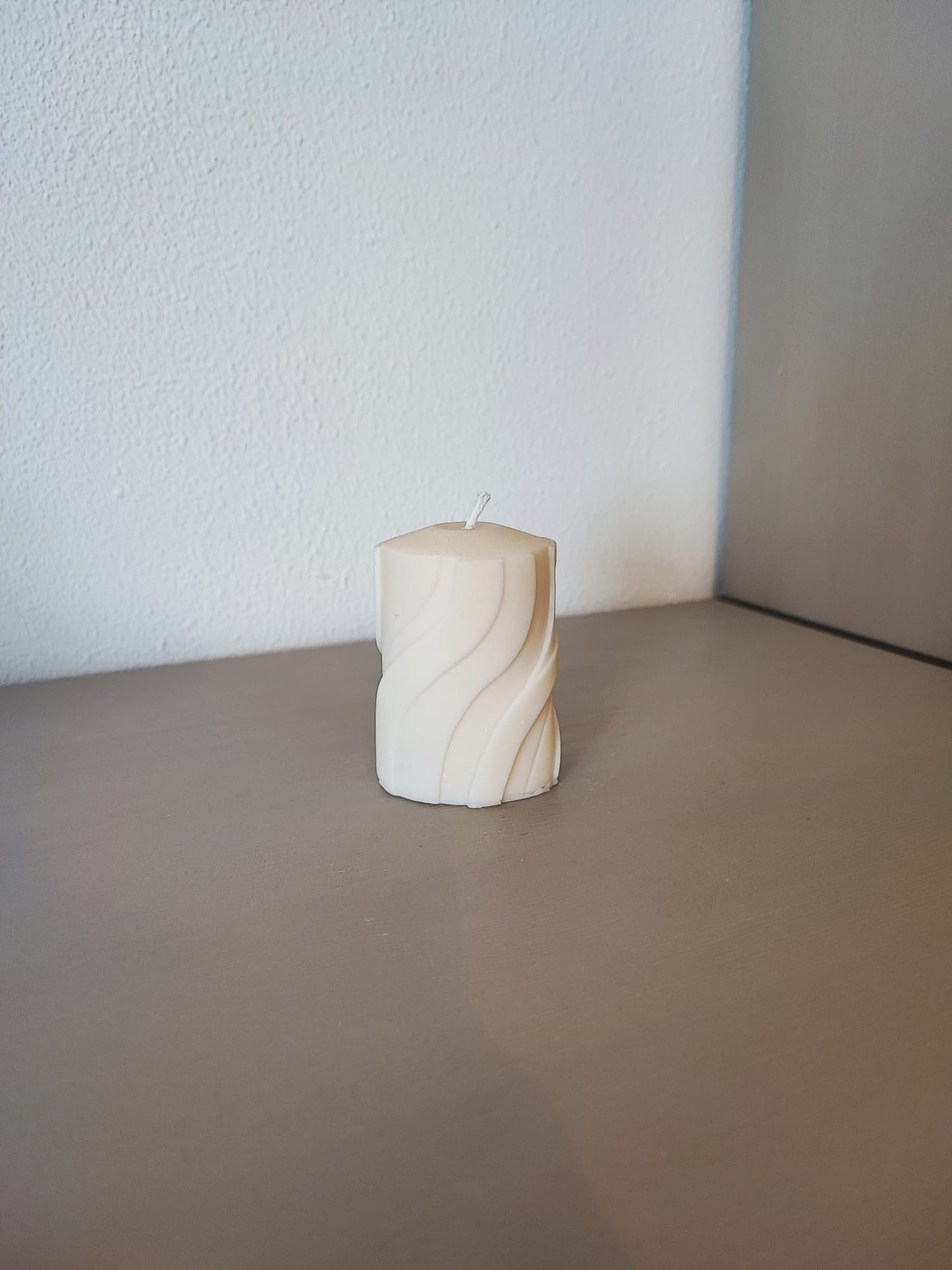 Rapswachskerze_handgegossen_Wave_weiss_auf_Frontansicht1