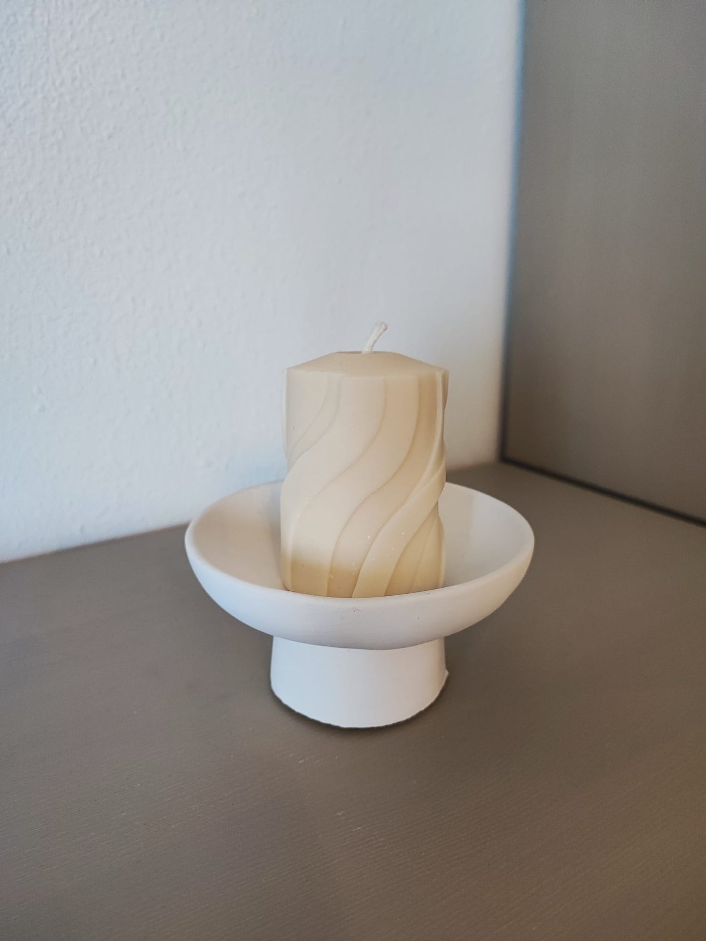 Rapswachskerze_handgegossen_Wave_weiss_auf_hoher_Schale_Frontansicht