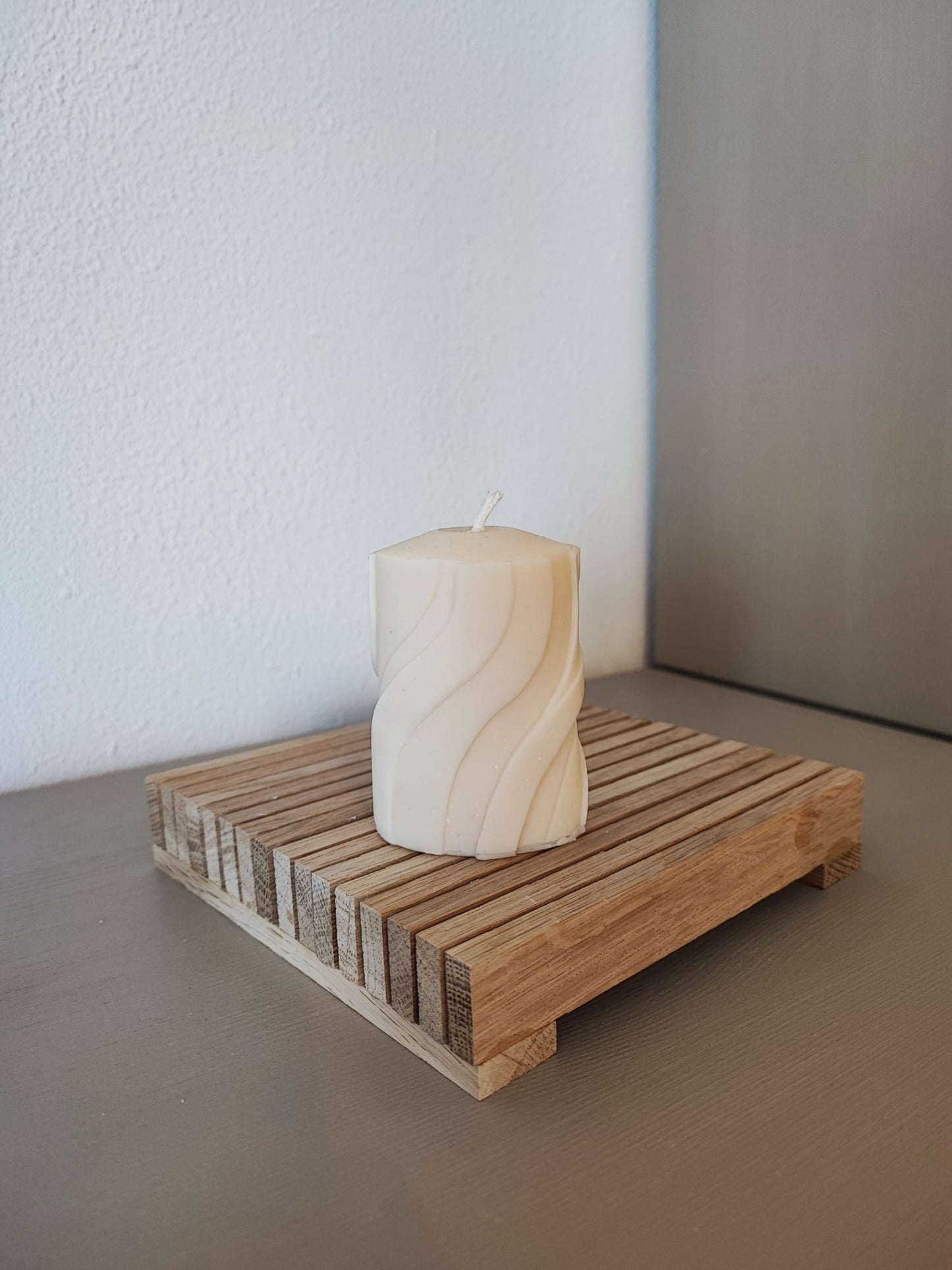 Rapswachskerze_handgegossen_Wave_weiss_auf_holzbrett_Frontansicht
