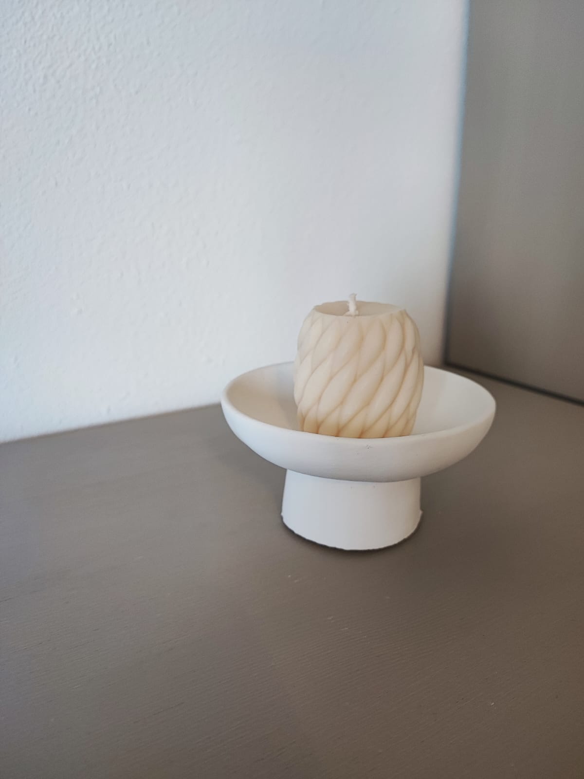 Rapswachskerze_handgegossen_Wollkneul_mini_weiss_auf_hoher_schale_frontansicht