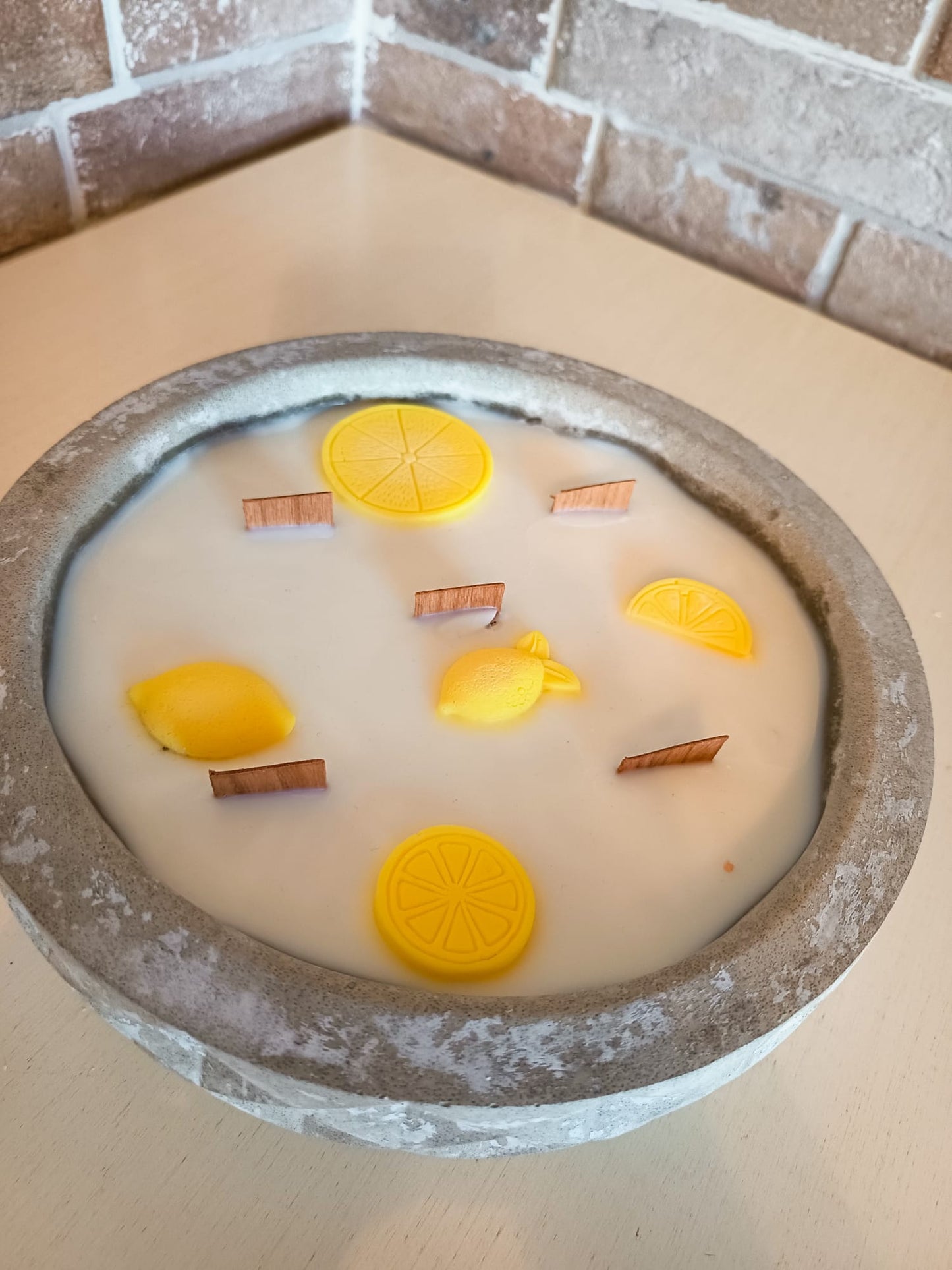 Sommerkollektion Duftkerze Citronella in Betonschale