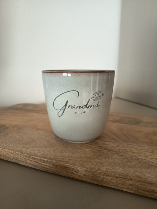 Mama/Grandma EST, personalisierte Tasse aus Steingut, Spülmaschinen geeignet.