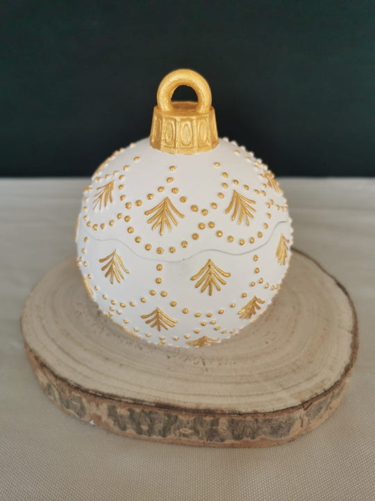 Golden Ornament – Handbemalte Keramik-Weihnachtskugel-Schale in Weiß-Gold