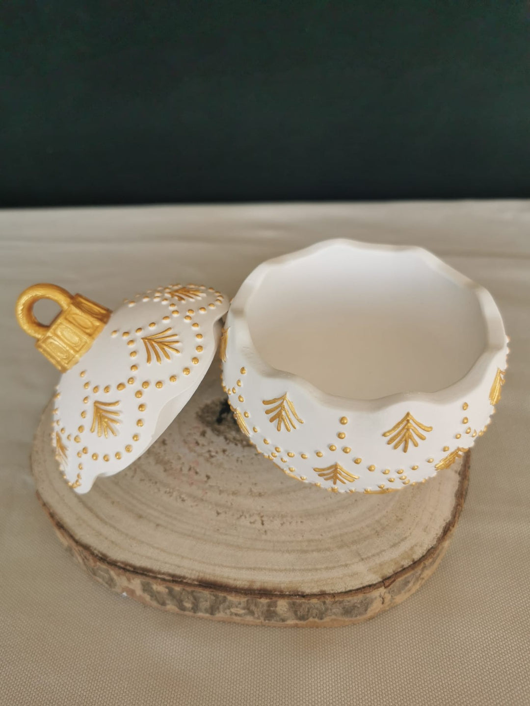 Golden Ornament – Handbemalte Keramik-Weihnachtskugel-Schale in Weiß-Gold