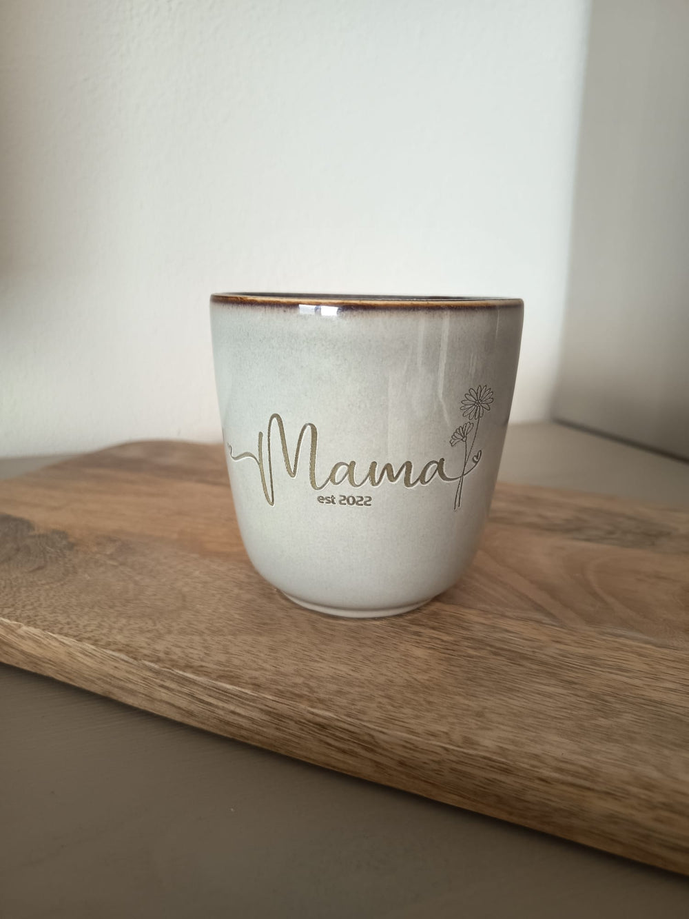 Mama/Grandma EST, personalisierte Tasse aus Steingut, Spülmaschinen geeignet.