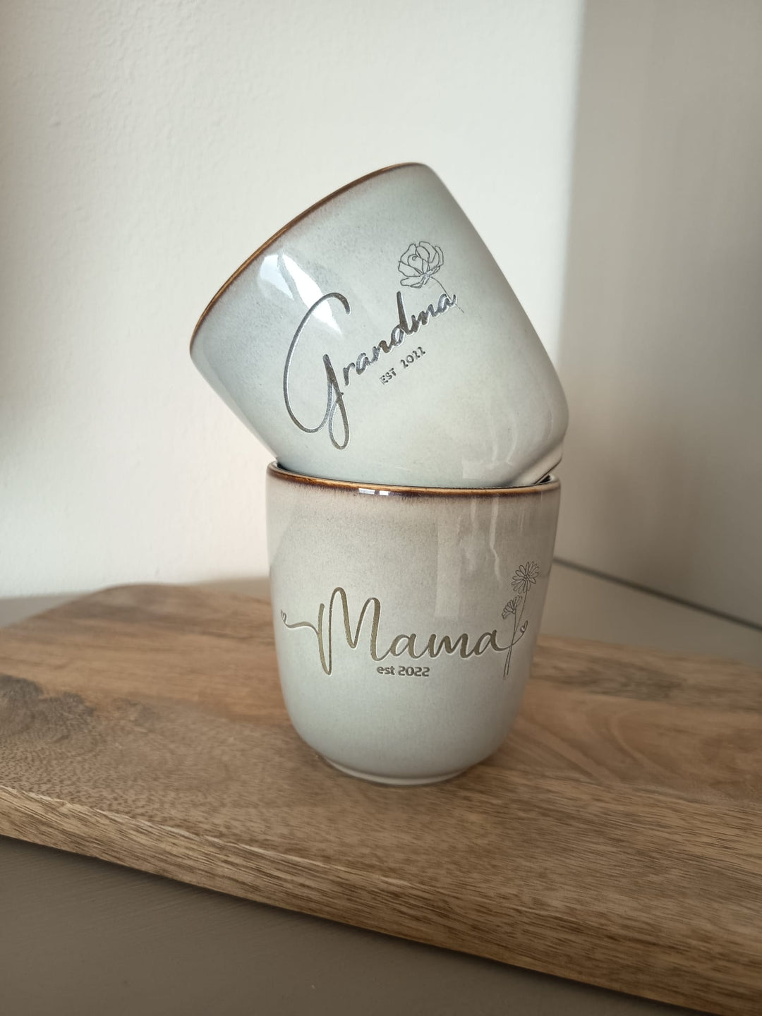 Mama/Grandma EST, personalisierte Tasse aus Steingut, Spülmaschinen geeignet.