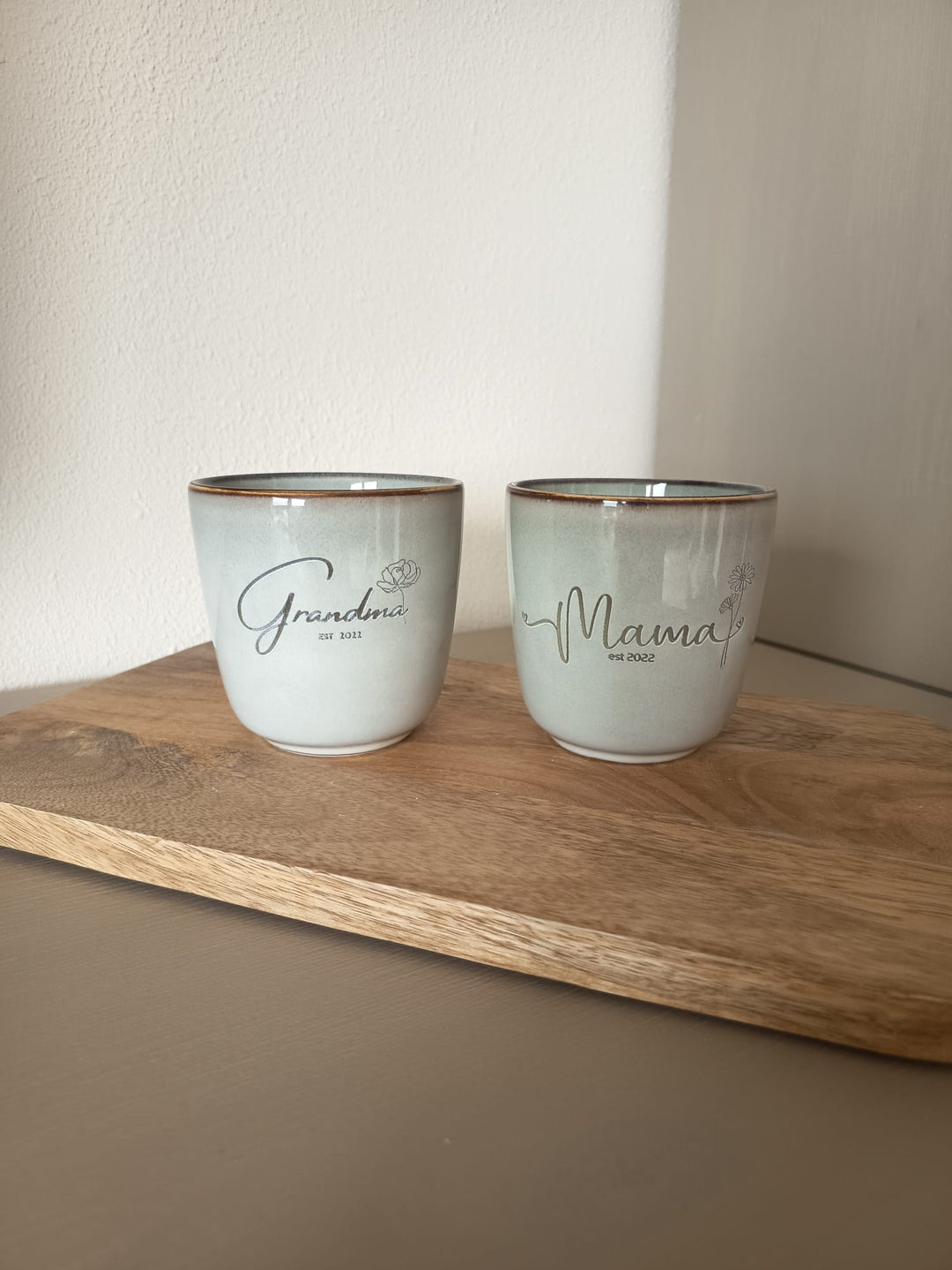 Mama/Grandma EST, personalisierte Tasse aus Steingut, Spülmaschinen geeignet.