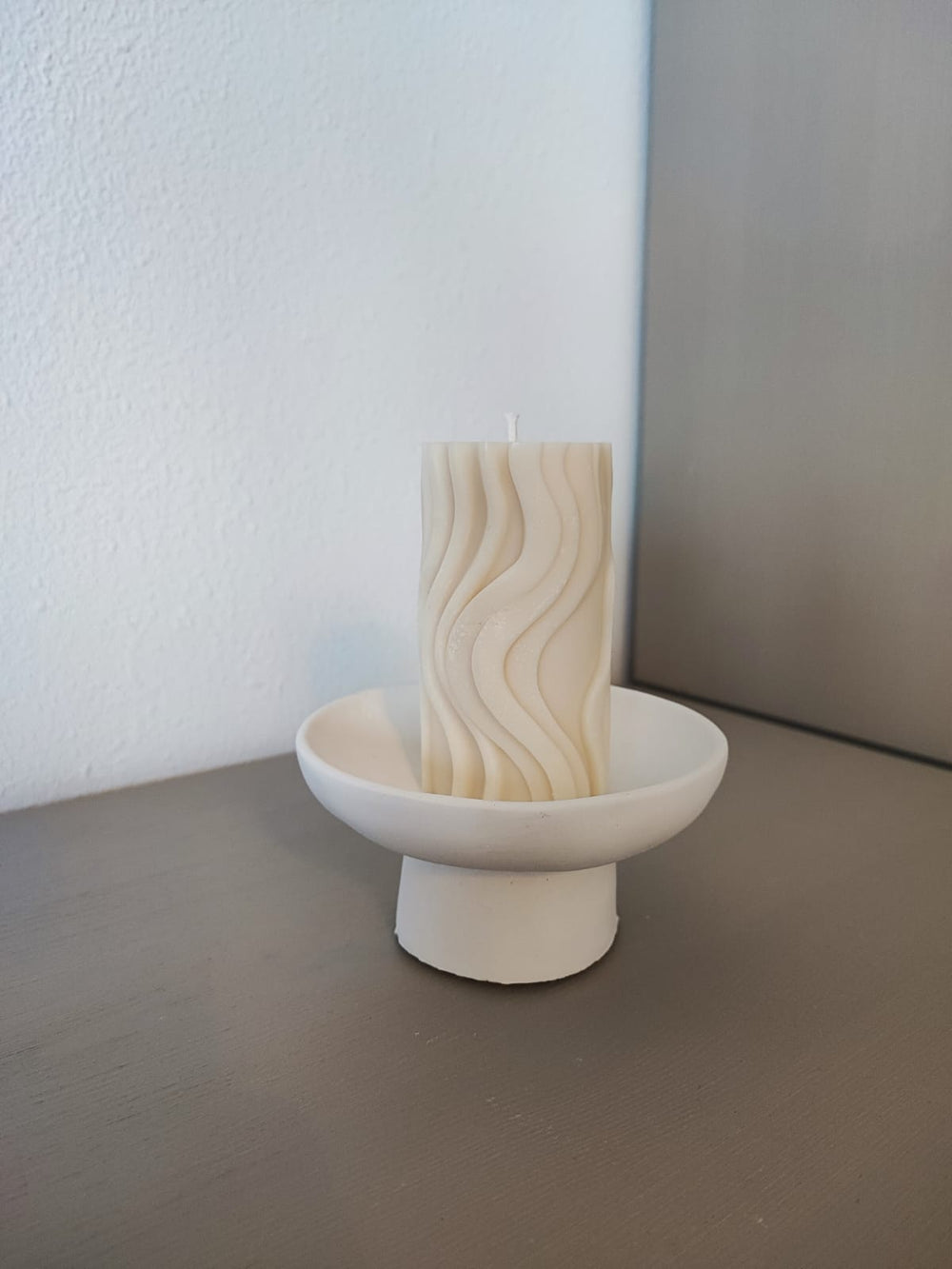 Rapswachskerze_handgegosse_wave_gross_weiss_auf_hoher_schale_frontansicht