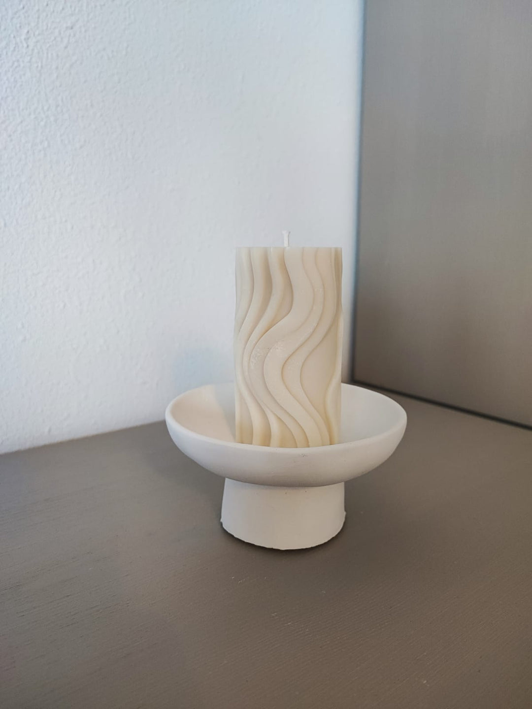 Rapswachskerze_handgegosse_wave_gross_weiss_auf_hoher_schale_frontansicht