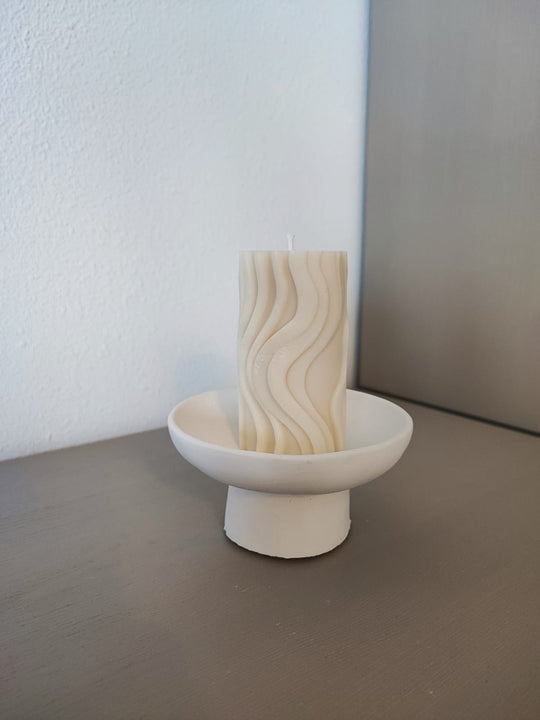Rapswachskerze_handgegosse_wave_gross_weiss_auf_hoher_schale_frontansicht
