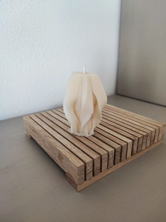 Rapswachskerze_handgegossen_Faechersaeule_weiss_Frontansicht_auf_Holzbrett