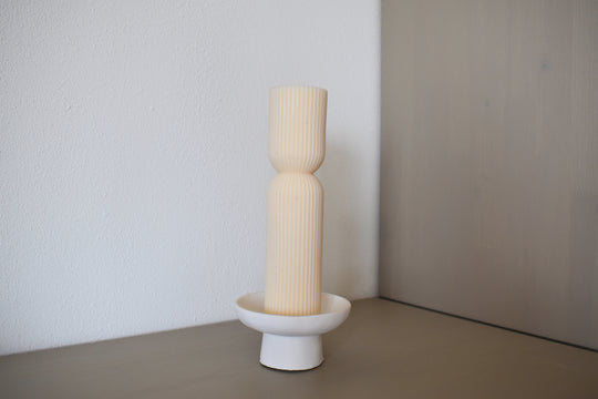 Rapswachskerze handgegossen Griechische Säule gross weiss Frontansicht auf Hohe schale