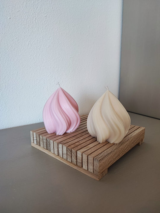 Rapswachskerze_handgegossen_Konfekt_set_rosa_weiss_auf_Holzbrett_Frontansicht