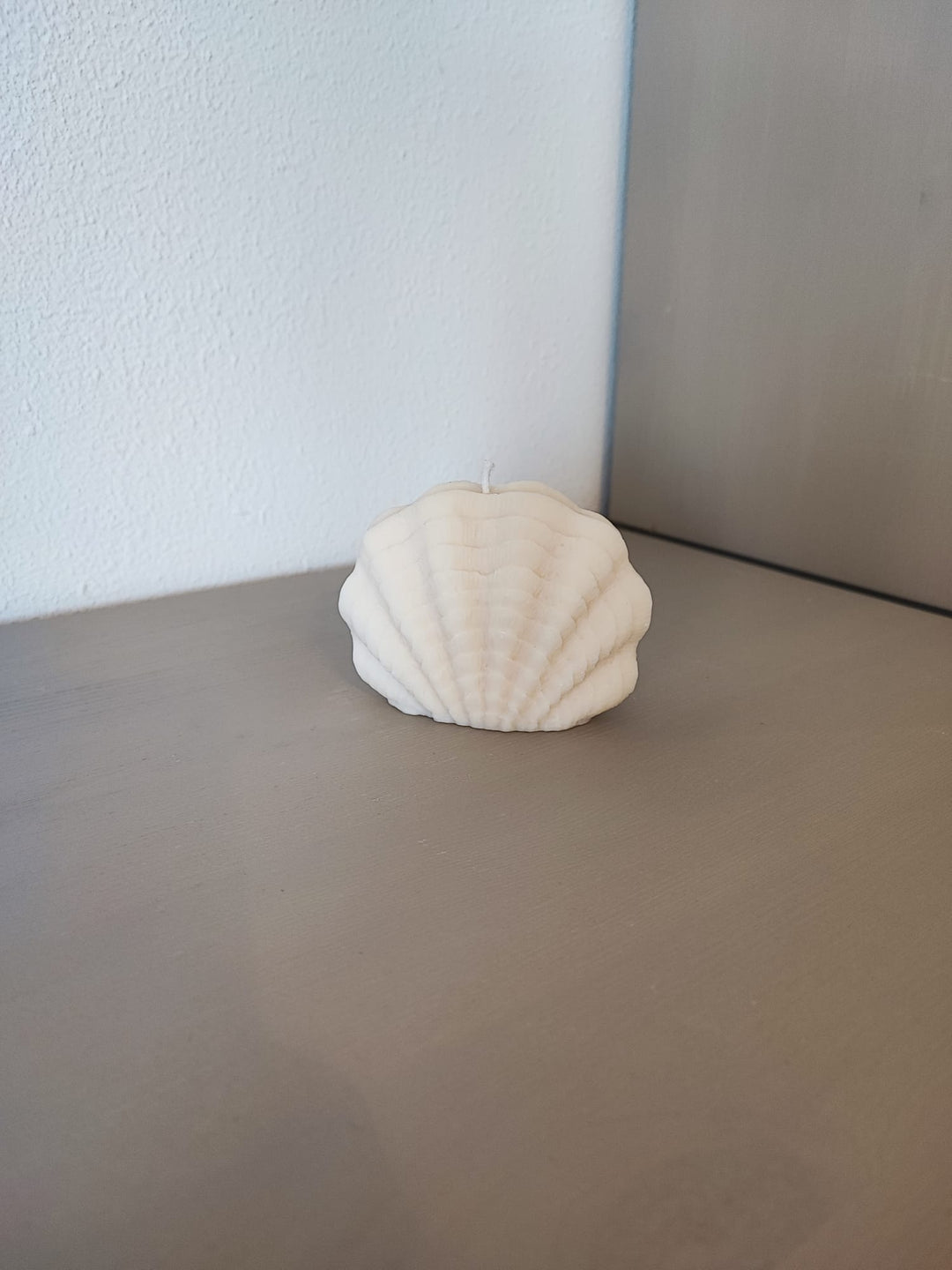 Rapswachskerze_handgegossen_Miesmuschel_weiss_Frontansicht