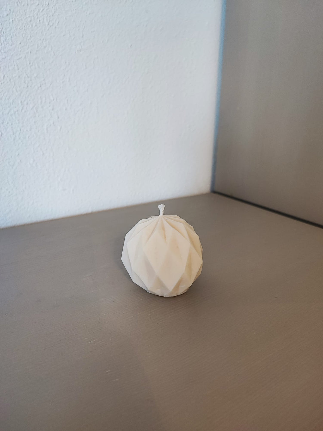 Rapswachskerze_handgegossen_Netzkugel_weiss_Frontansicht