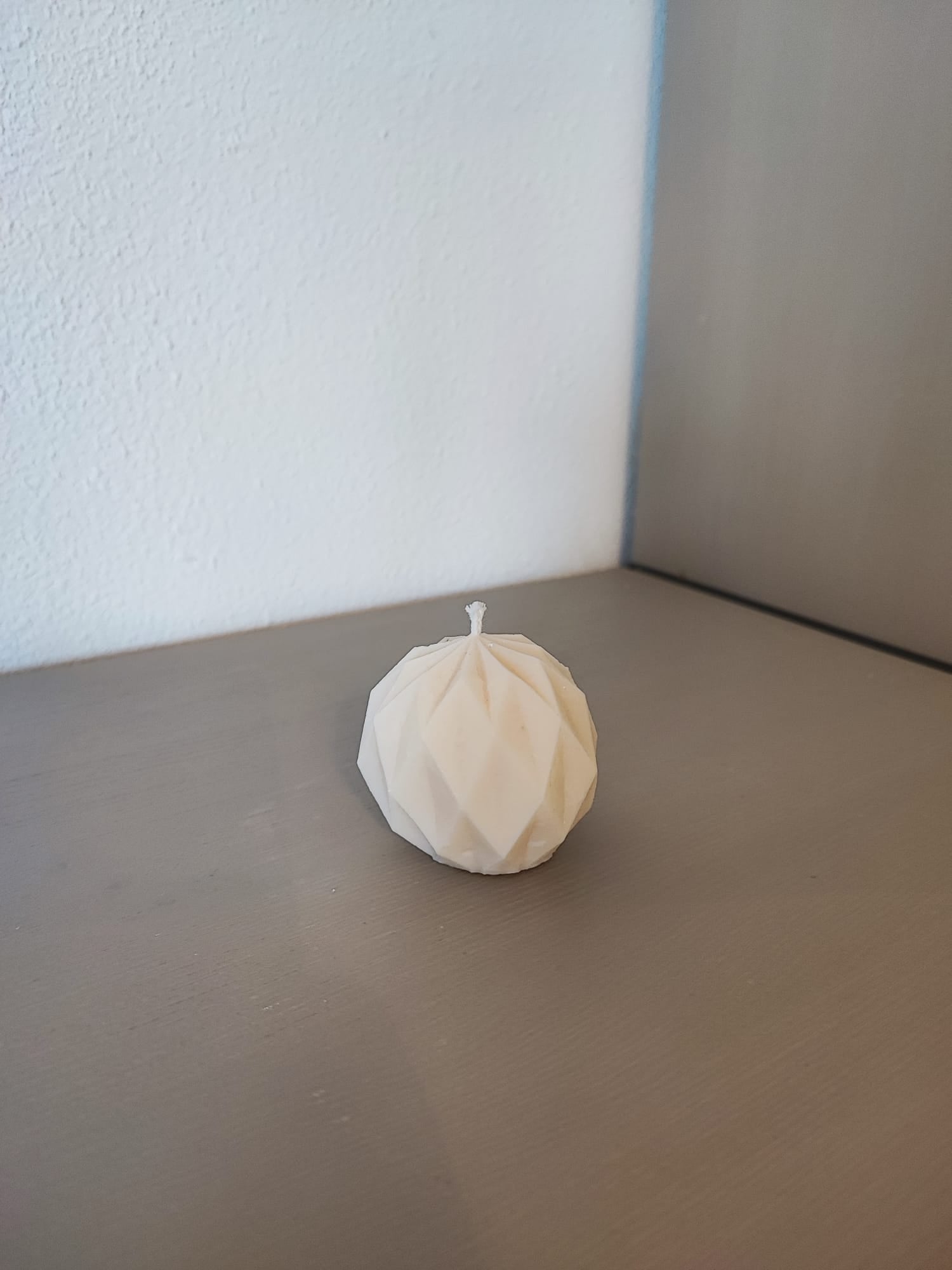 Rapswachskerze_handgegossen_Netzkugel_weiss_Frontansicht