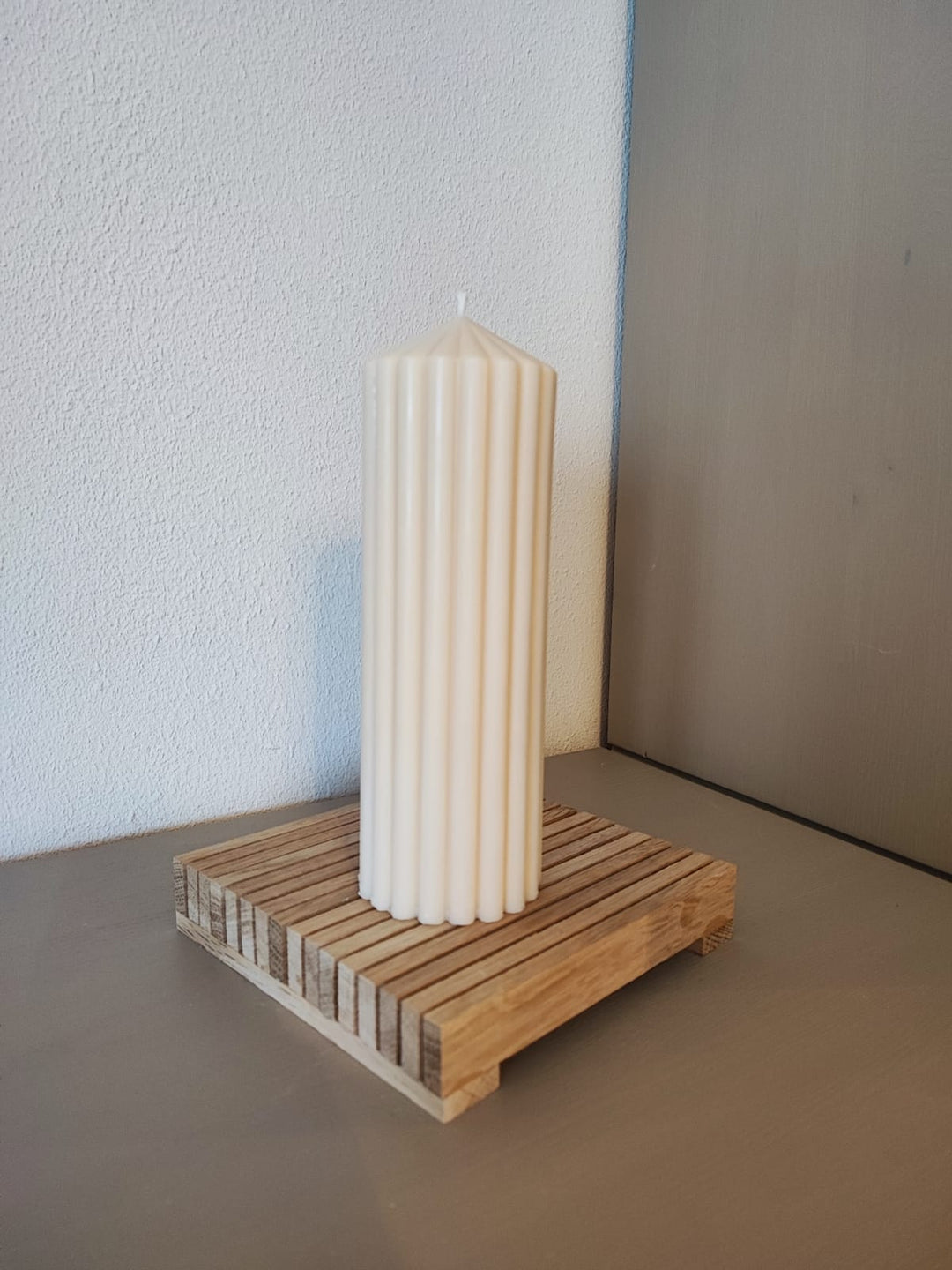 Rapswachskerze_handgegossen_Princess_Gross_weiss_auf_Holzbrett_Frontansicht