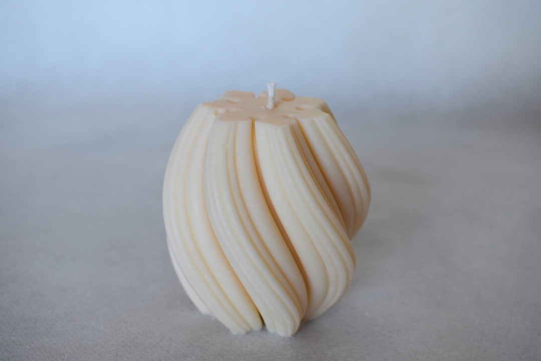 Rapswachskerze_handgegossen_Queen_mini_weiss