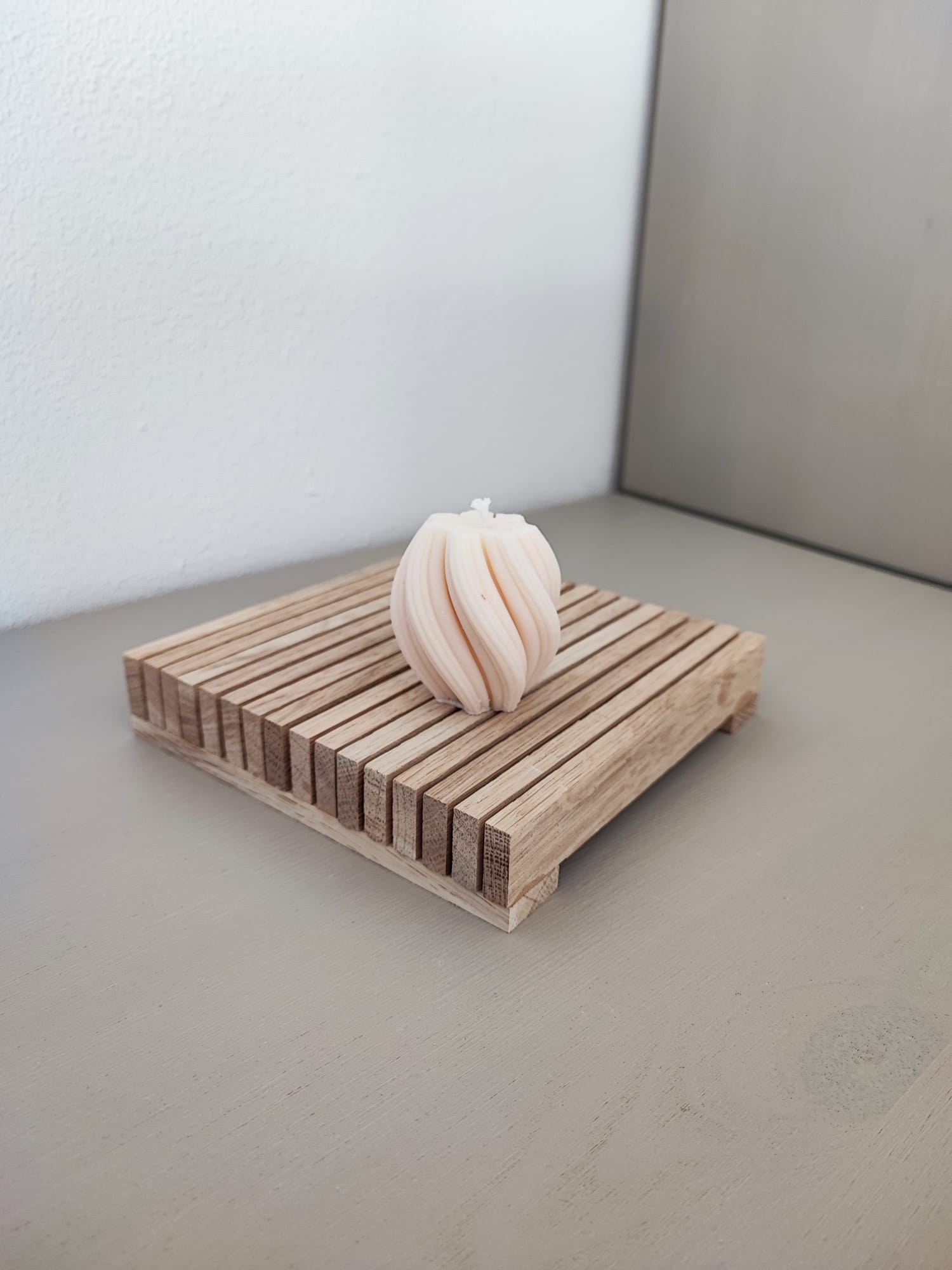 Rapswachskerze_handgegossen_Queen_mini_weiss_auf_Holzbrett_1