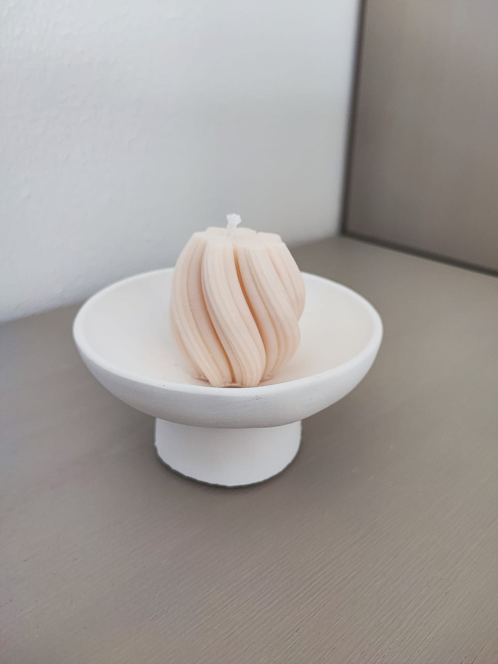 Rapswachskerze_handgegossen_Queen_mini_weiss_auf_hoher_schale