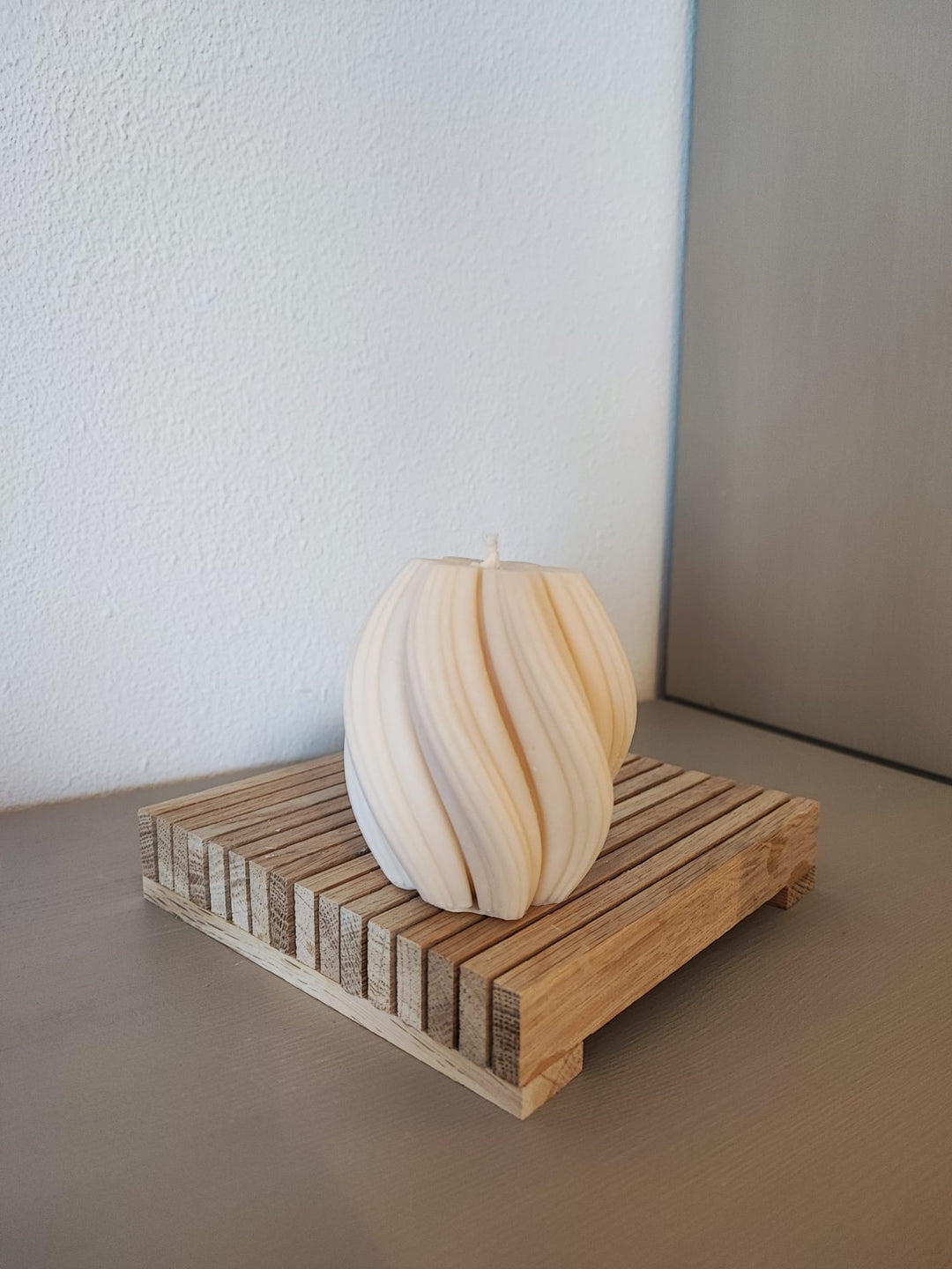 Rapswachskerze_handgegossen_Queen_mittel_weiss_auf_Holzbrett_Frontansicht