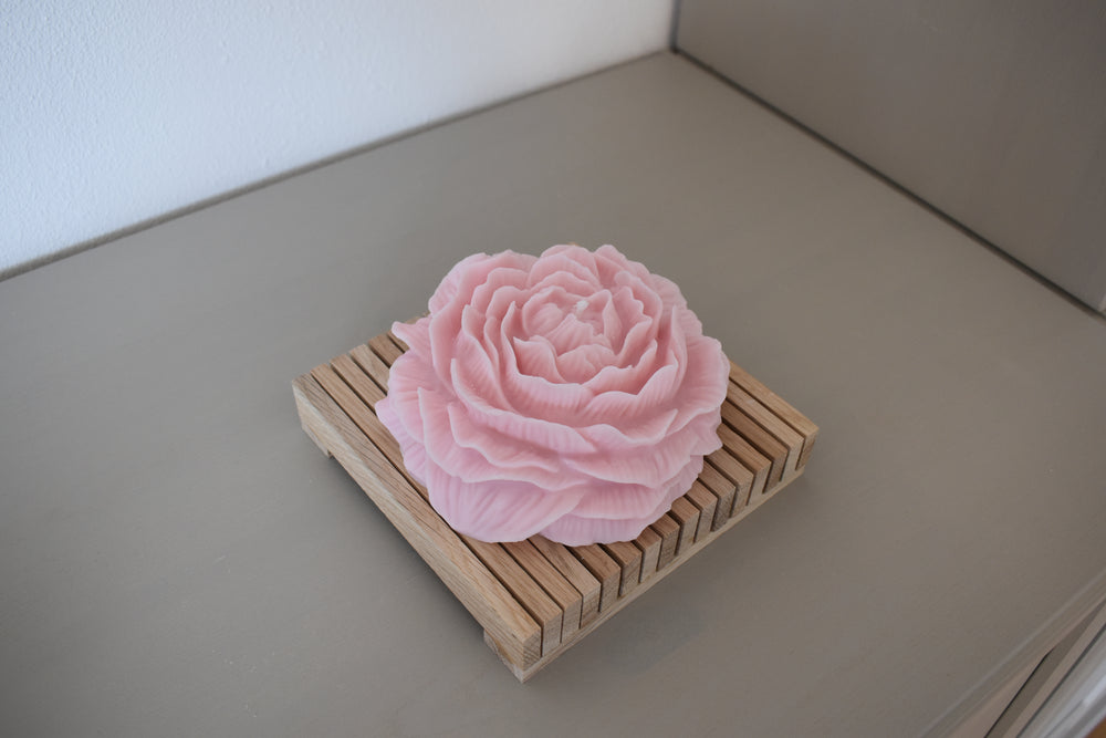 Rapswachskerze handgegossen Rose gross Rosa auf Holzbrett