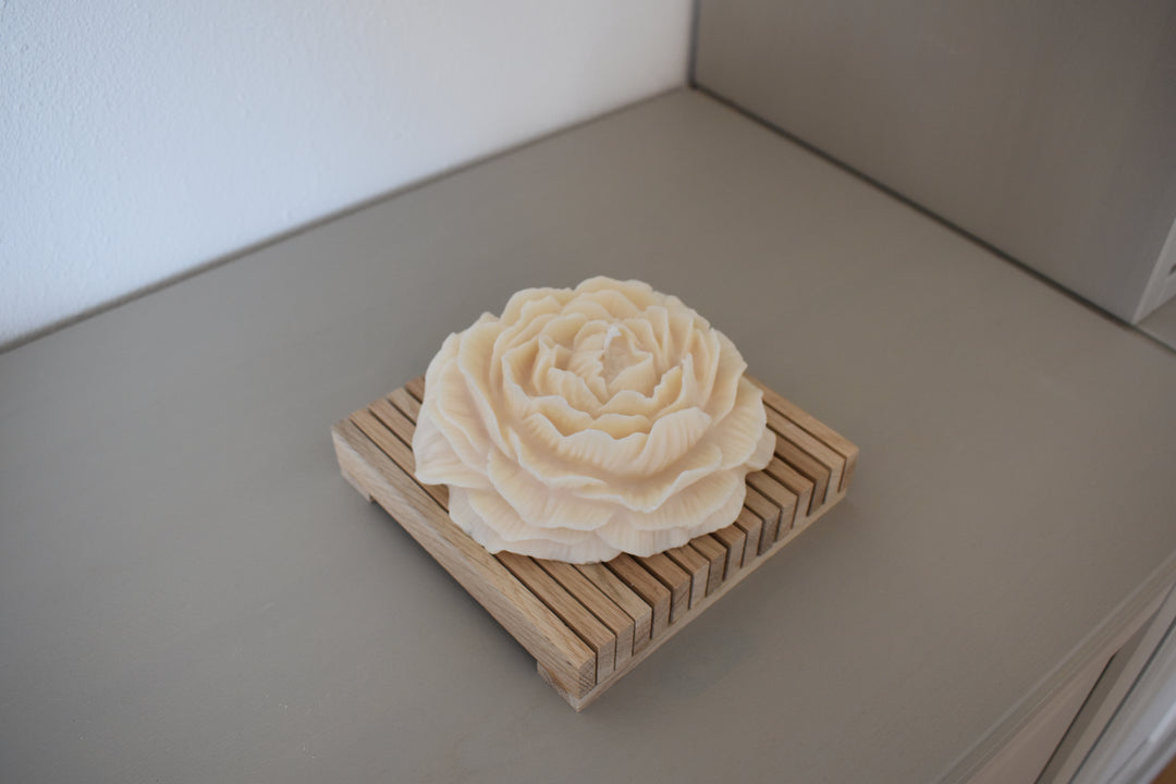 Rapswachskerze handgegossen Rose gross weiss auf Holzbrett