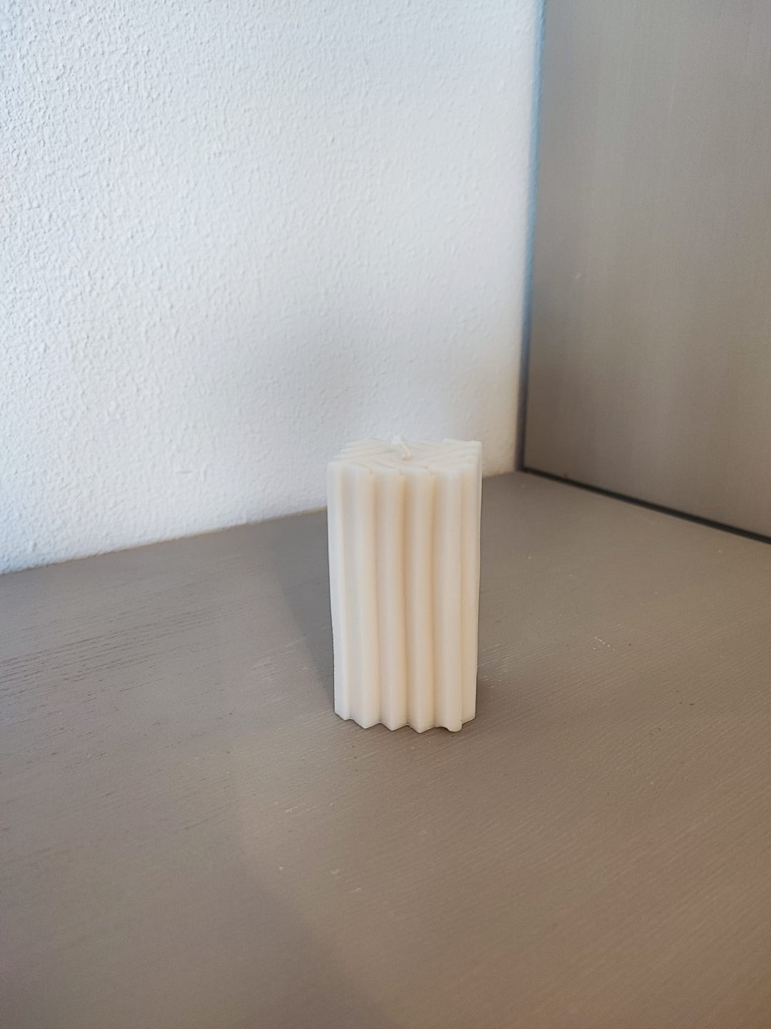 Rapswachskerze_handgegossen_Saeule_Mel_weiss_Frontansicht