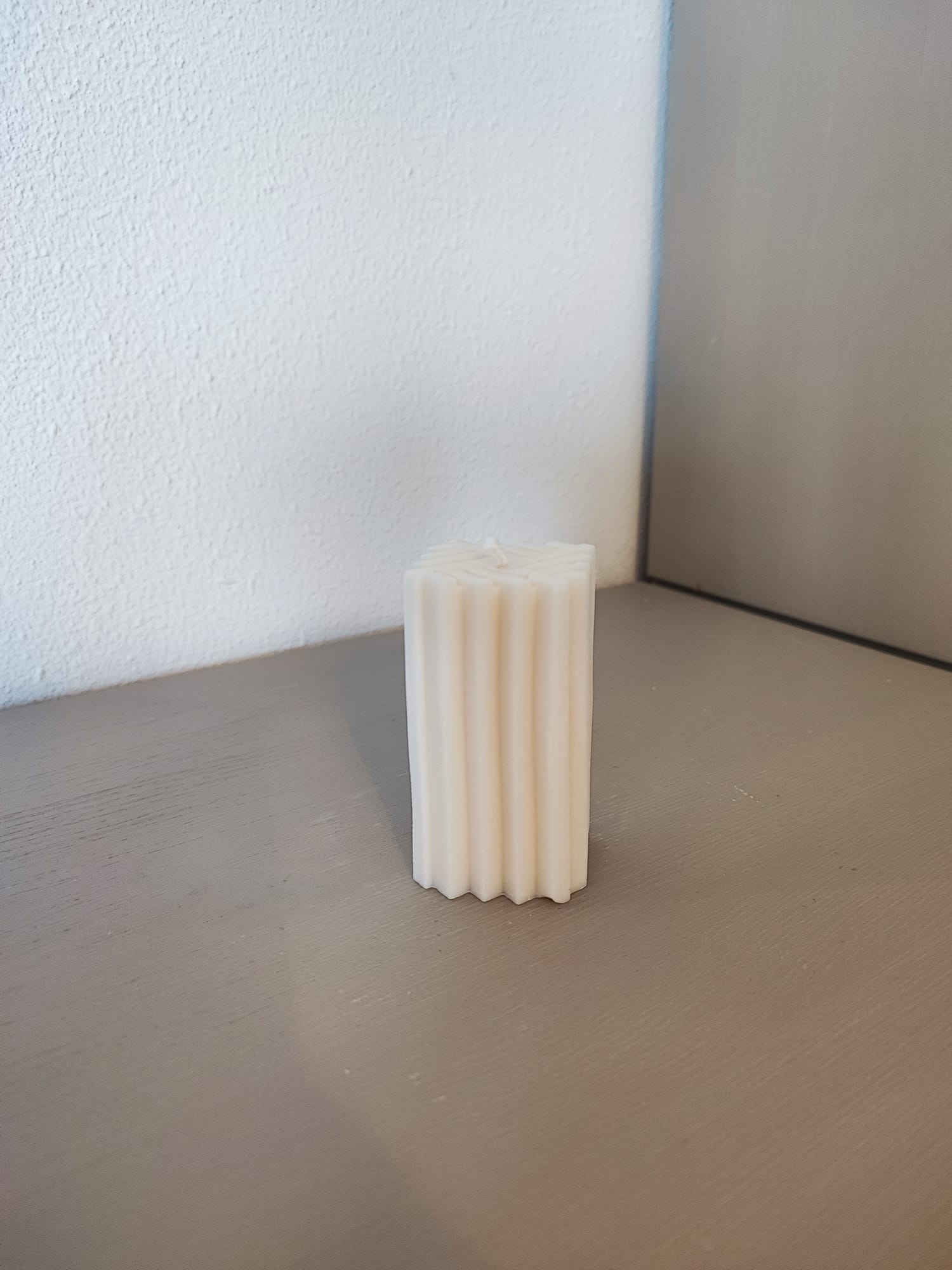Rapswachskerze_handgegossen_Saeule_Mel_weiss_Frontansicht