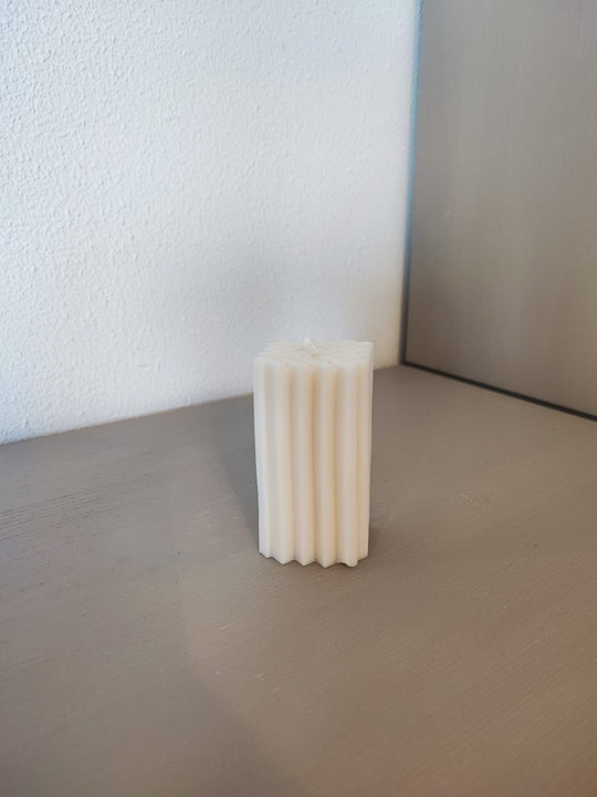 Rapswachskerze_handgegossen_Saeule_Mel_weiss_Frontansicht