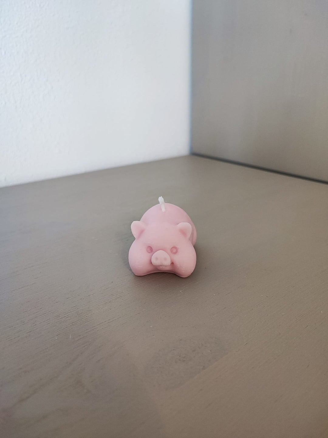 Rapswachskerze_handgegossen_Schweinchen_rosa_Frontansicht