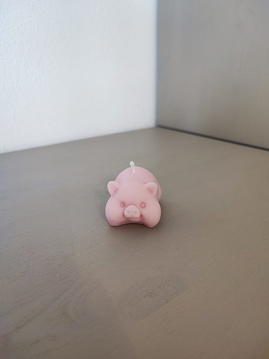 Rapswachskerze_handgegossen_Schweinchen_rosa_Frontansicht