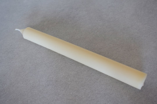 Rapswachskerze_handgegossen_Stabkerze_Mia_weiss_Frontansicht