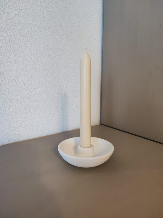 Rapswachskerze_handgegossen_Stabkerze_Mia_weiss_in_Schale_Kerzenhalter_Frontansicht