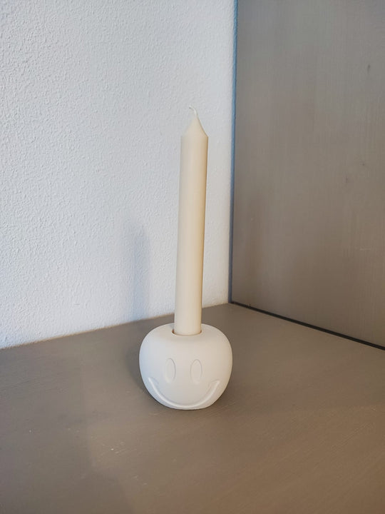 Rapswachskerze_handgegossen_Stabkerze_Mia_weiss_in_Smilie_Kerzenhalter_Frontansicht