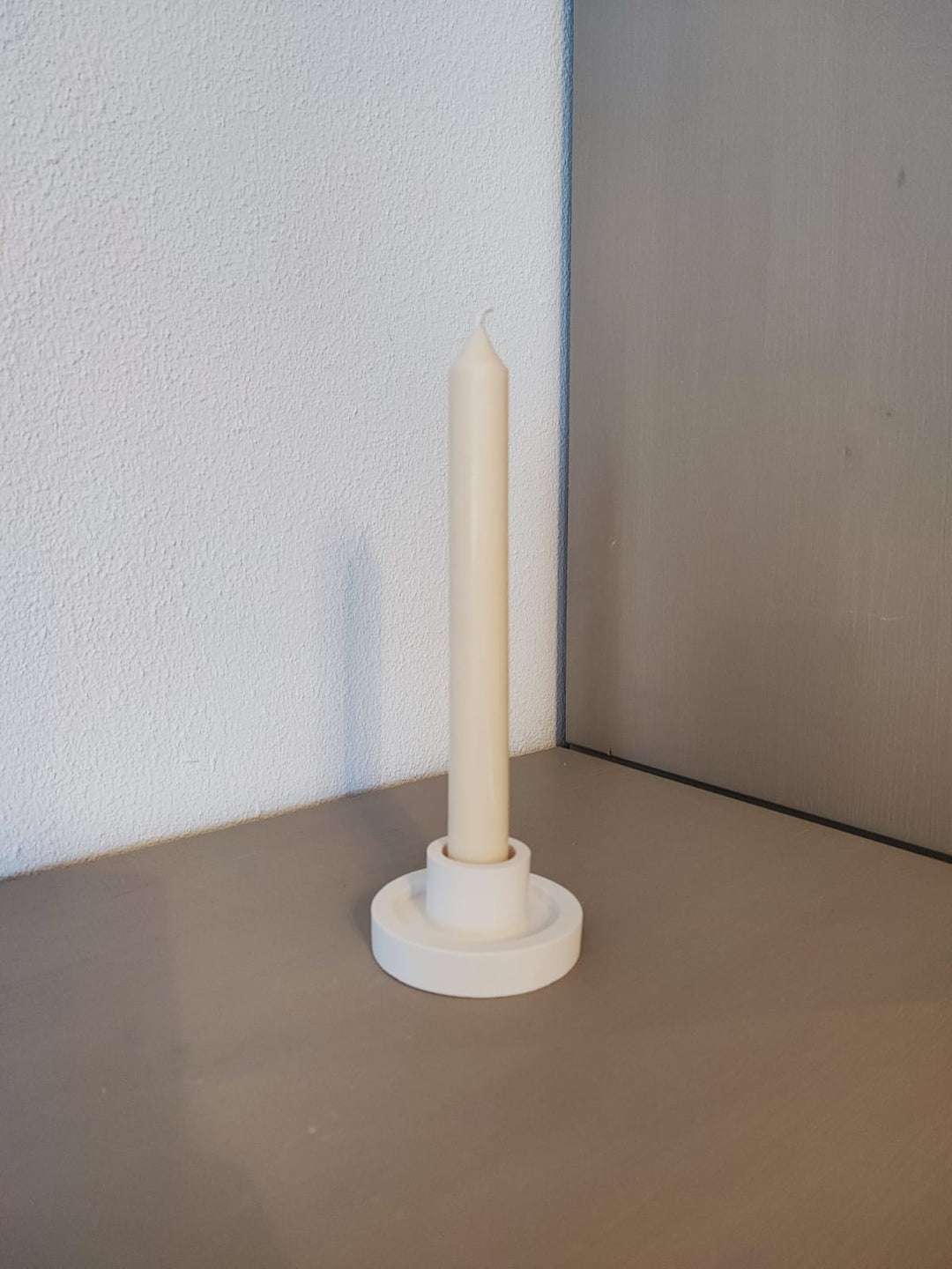 Rapswachskerze_handgegossen_Stabkerze_Mia_weiss_in_einfachem_Kerzenhalter_Frontansicht