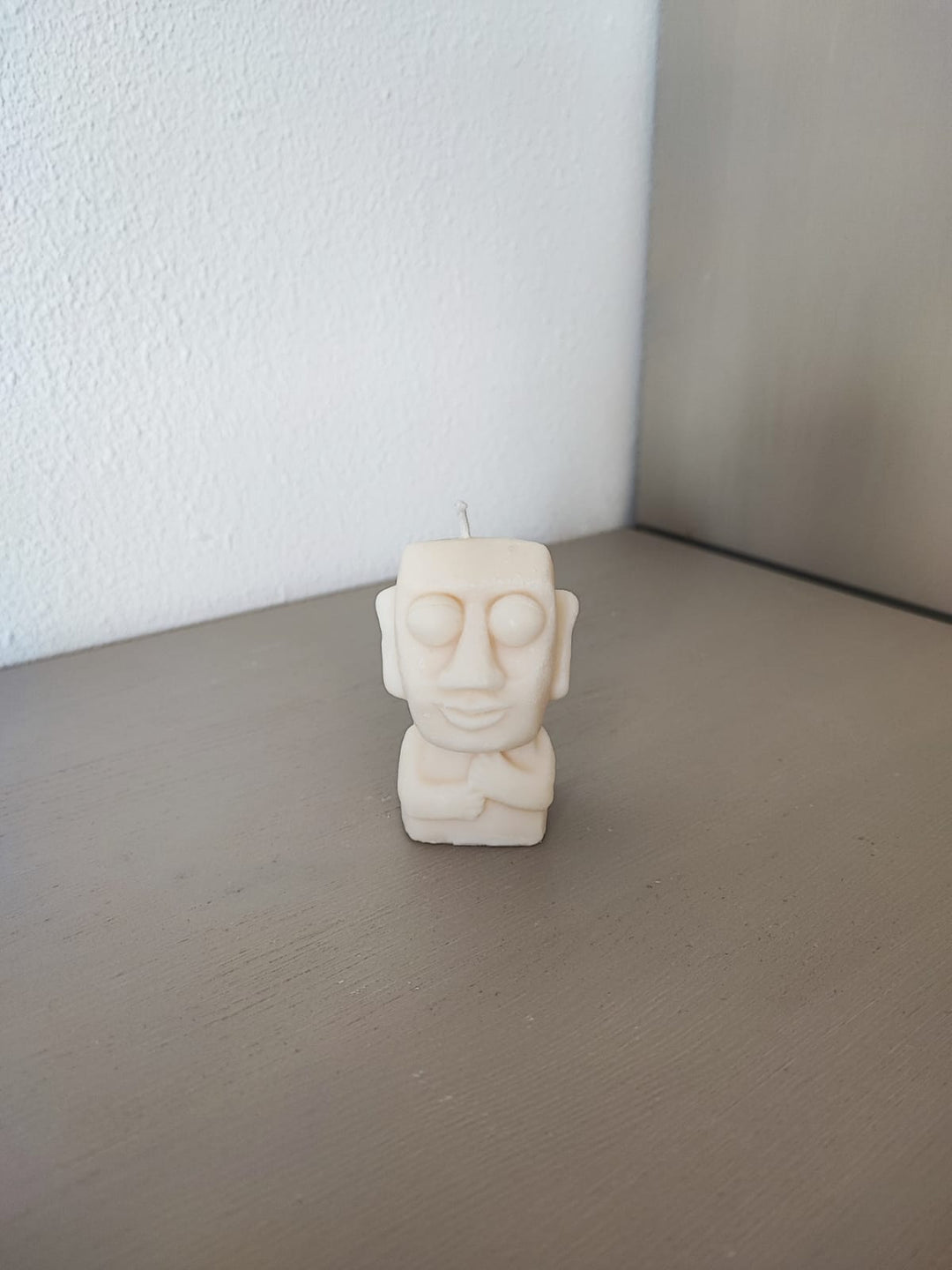 Rapswachskerze_handgegossen_Statue_Glubschi_weiss_Frontansicht
