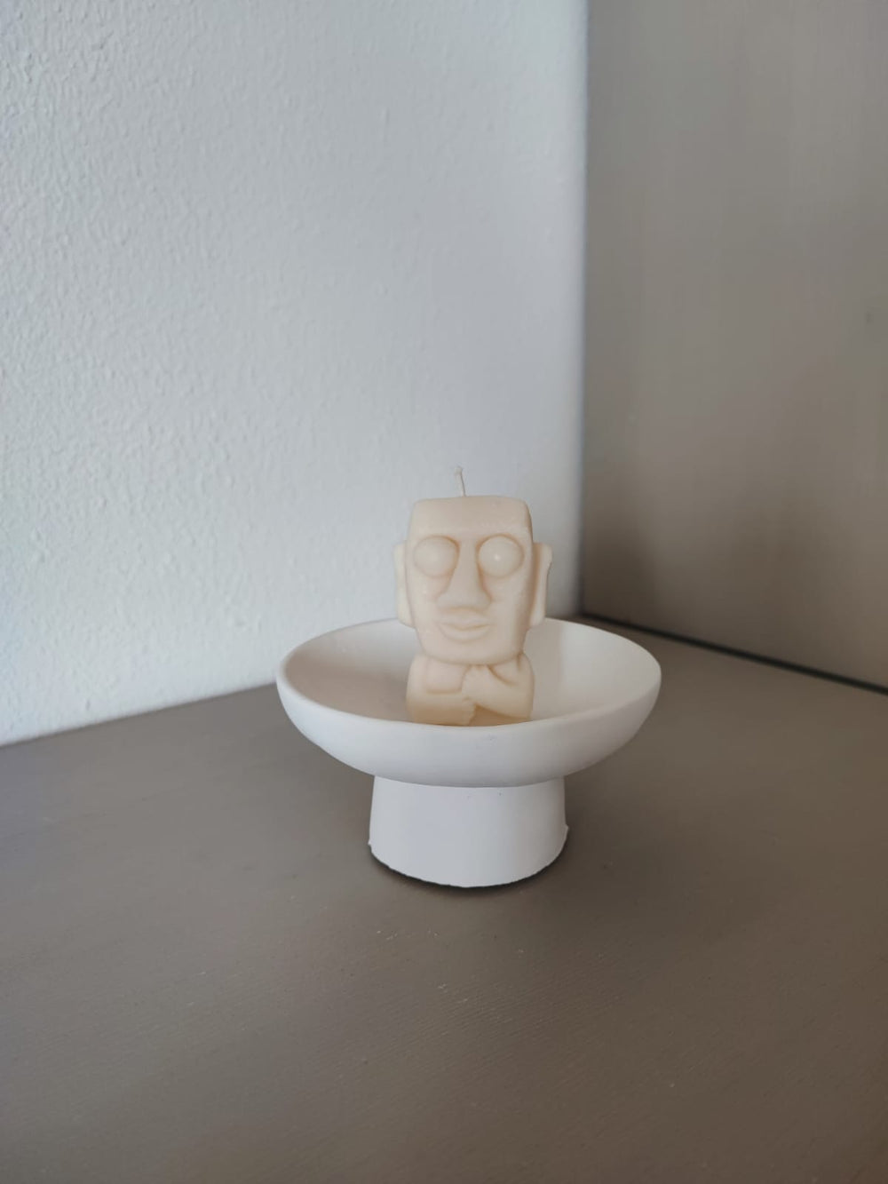 Rapswachskerze_handgegossen_Statue_Glubschi_weiss_Frontansicht_auf_hoher_schale