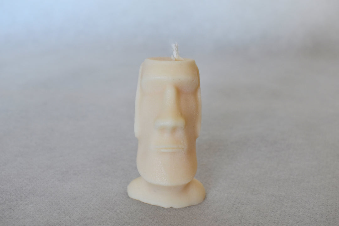 Rapswachskerze_handgegossen_Statue_Willi_weissFrontansicht