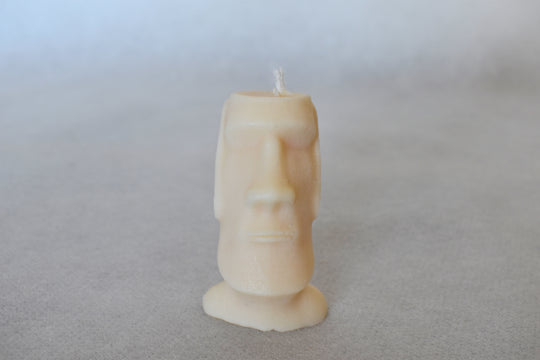 Rapswachskerze_handgegossen_Statue_Willi_weissFrontansicht