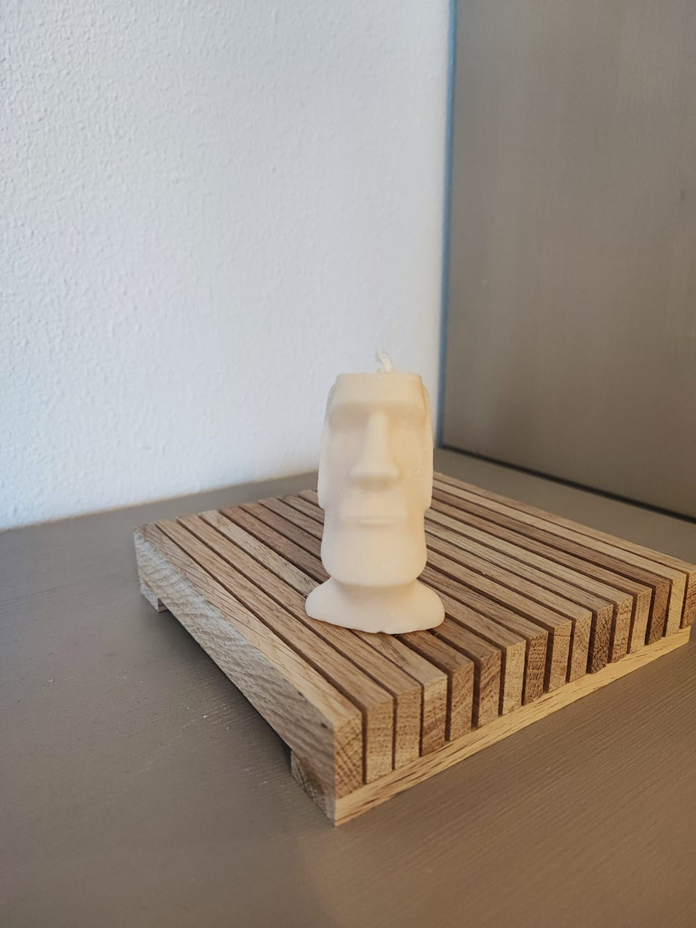 Rapswachskerze_handgegossen_Statue_Willi_weiss_auf_Holzbrett_Frontansicht