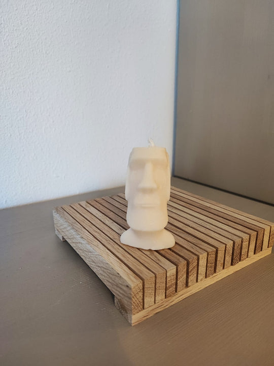 Rapswachskerze_handgegossen_Statue_Willi_weiss_auf_Holzbrett_Frontansicht