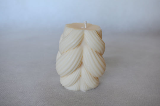 Rapswachskerze_handgegossen_Strickknaeul_weiss_Frontansicht