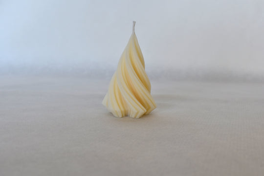 Rapswachskerze_handgegossen_Tannenbaum_gedreht_klein_weiss_Frontansicht